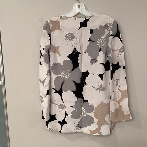 St. John Silk Blouse in Size 0 with Flowers and Beads around V-neck. - Picture 5 of 8